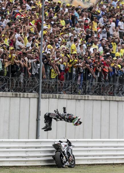 Moto Gp San Marino a Misano Adriatico. Il pilota francese Johann Zarco (Kalex) festeggia con un salto mortale la vittoria nella gara della Moto2 nel Gran Premio (Ansa)